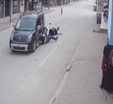 Adana'da kapkaç mağduru iki kardeşin yerde sürüklenmesi güvenlik kamerasına yansıdı
