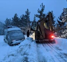 Adana'da kar yağışı nedeniyle yolda mahsur kalan sürücüler kurtarıldı
