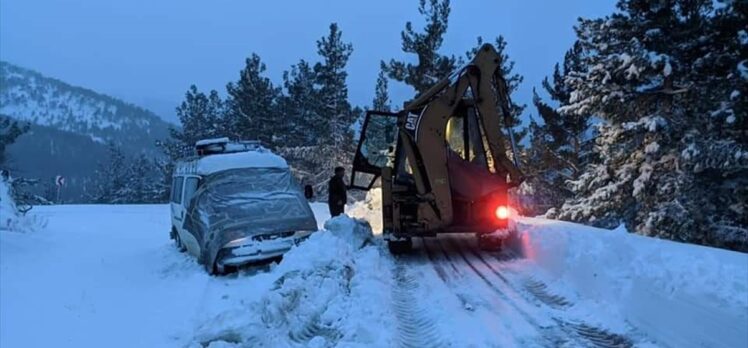 Adana'da kar yağışı nedeniyle yolda mahsur kalan sürücüler kurtarıldı