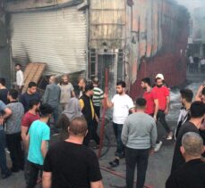 Adana'da pencere atölyesinde çıkan yangında ürünler çevredekilerin yardımıyla yanmaktan kurtarıldı