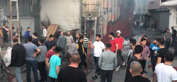 Adana'da pencere atölyesinde çıkan yangında ürünler çevredekilerin yardımıyla yanmaktan kurtarıldı