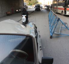Adana'da tırın taşıdığı elektrik direği üzerine düşen otomobilin sürücüsü yaralandı