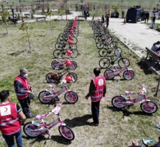 Ağrı'da öksüz ve yetim çocukların yüzü hayırseverlerin desteğiyle alınan bisikletlerle güldü