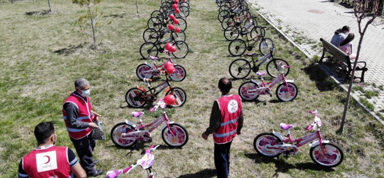 Ağrı'da öksüz ve yetim çocukların yüzü hayırseverlerin desteğiyle alınan bisikletlerle güldü