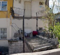 Aksaray'da balkonun evin giriş kapısının üzerine çökmesi nedeniyle mahsur kalan kadın kurtarıldı