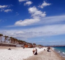 Antalya'da güneşli havayı fırsat bilenler sahillerde vakit geçirdi