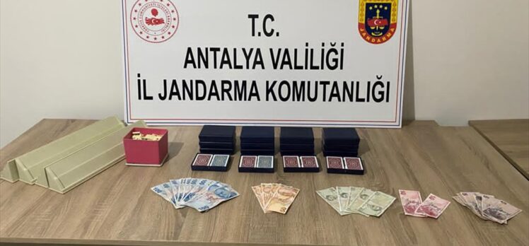 Antalya'da kumar oynayan ve Kovid-19 tedbirlerini ihlal eden 11 kişiye para cezası kesildi