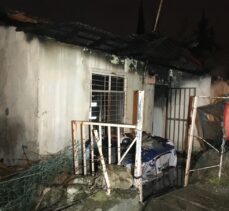 Antalya'daki ev yangınında bir kişi dumandan etkilendi