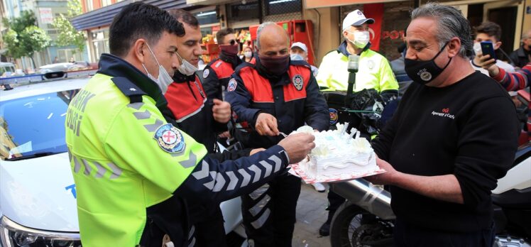 Aydın'da kavga ihbarı yapan esnaf, olay yerine gelen polislere pastayla sürpriz yaptı
