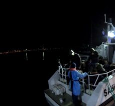 Balıkesir açıklarında Türk kara sularına geri itilen 34 sığınmacı kurtarıldı