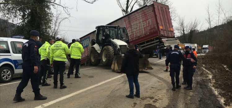 Bartın'da devrilen tır nedeniyle Karabük yolu ağır tonajlı araçların geçişine kapatıldı