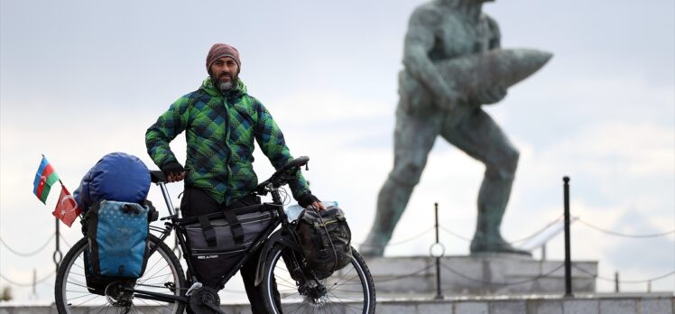 Bisikletle 85 bin kilometre kat eden Azerbaycanlı gezgin Çanakkale şehitliklerine ulaşmanın gururunu yaşıyor