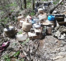 Bitlis'te teröristlerin kullandığı 12 odalı sığınakta yaşam malzemesi ele geçirildi