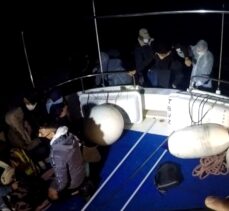 Bodrum açıklarında Türk kara sularına itilen 11 göçmen kurtarıldı