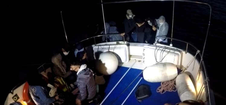 Bodrum açıklarında Türk kara sularına itilen 11 göçmen kurtarıldı