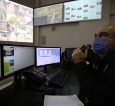 Bursa polisi Kovid-19 tedbirleri kapsamında maske takmayan vatandaşları kameradan tespit edip uyarıyor