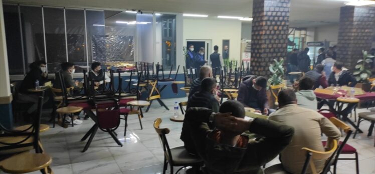 Bursa'da kapalı olması gereken kahvehane ve kafeteryadaki 55 kişiye idari para cezası uygulandı