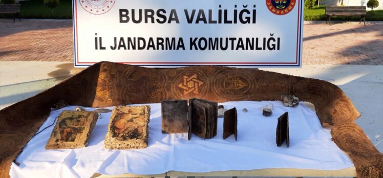 Bursa'da tarihi eser niteliği taşıdığı değerlendirilen Tevrat ve çeşitli objeler ele geçirildi