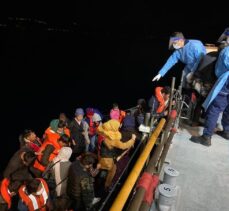Çanakkale açıklarında Türk kara sularına itilen 56 düzensiz göçmen kurtarıldı
