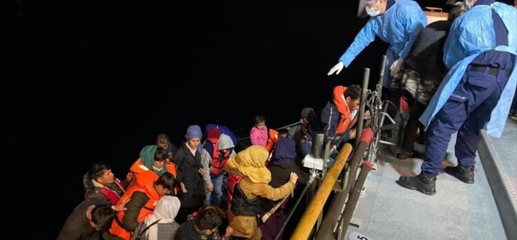 Çanakkale açıklarında Türk kara sularına itilen 56 düzensiz göçmen kurtarıldı