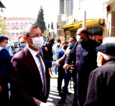 CHP Grup Başkanvekili Özgür Özel, Manisa'da zirai dondan zarar gören bağları inceledi