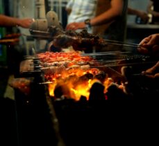 Erbil'de sokak lezzetleriyle ünlü Tacil Mahallesi ramazanda iftardan sahura canlılığını koruyor