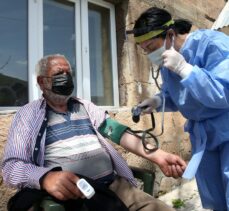Fedakar sağlık çalışanları Bitlis'in zorlu coğrafyasında köy köy gezerek Kovid-19 aşısı yapıyor