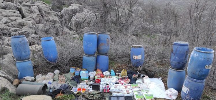 Hakkari'de PKK'lı teröristlere ait yaşam malzemeleri ele geçirildi