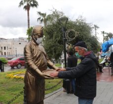 Hatay'da “Künefe çeviren adam” heykeli yeniden yerine monte edildi