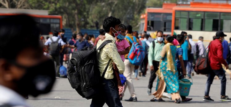 Hindistan'da Kovid-19 salgınında günlük vaka sayısı 273 bini aştı