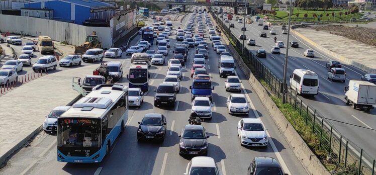 İstanbul'da kısmi kapanmaya saatler kala trafik yoğunluğu oluştu
