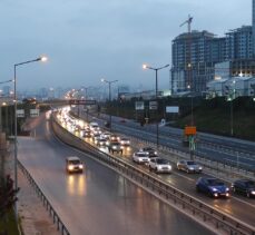 İstanbul'da, “tam kapanma” öncesinde şehir dışına çıkmak isteyenler nedeniyle trafik yoğunlaştı