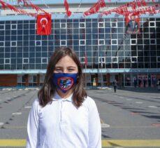 İstanbul'daki 101 okulda TBMM'nin açılışının 101. yılı anısına kırmızı beyaz balonlar gökyüzüne bırakıldı