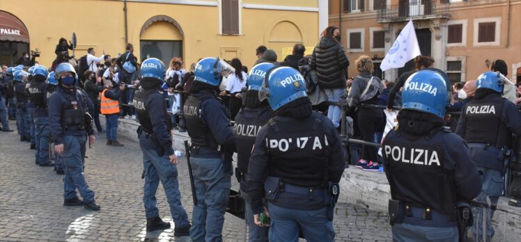İtalya'da küçük işletme sahipleri, Kovid-19 tedbirlerini protesto etti