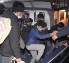 İzmir'de denize açılmak üzere koyda olan arızalı teknedeki 109 sığınmacı kurtarıldı