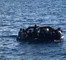 İzmir ve Aydın açıklarında Türk kara sularına itilen 64 sığınmacı kurtarıldı