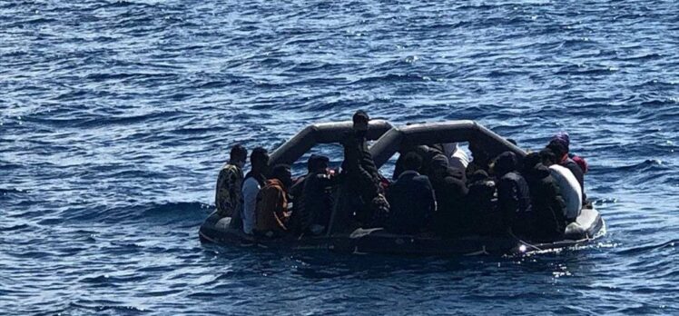 İzmir ve Aydın açıklarında Türk kara sularına itilen 64 sığınmacı kurtarıldı