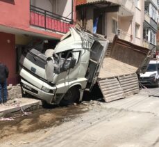 İzmir'de bir deponun ardından da apartmanın duvarına çarpan kamyonun şoförü yaralandı