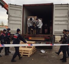 İzmir'de yasa dışı geçiş için konteynerlerde bekletilen 100'e yakın sığınmacı kurtarıldı
