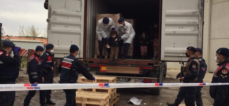 İzmir'de yasa dışı geçiş için konteynerlerde bekletilen 100'e yakın sığınmacı kurtarıldı