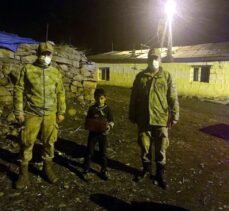 Jandarma ekiplerinden Ardahan’da izolasyondaki çocuğa doğum günü sürprizi