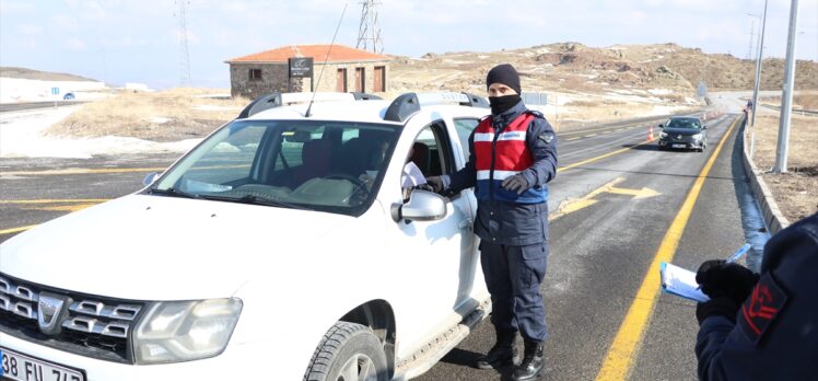 Jandarma, Erciyes Kayak Merkezi yolunda Kovid-19 denetimi yaptı