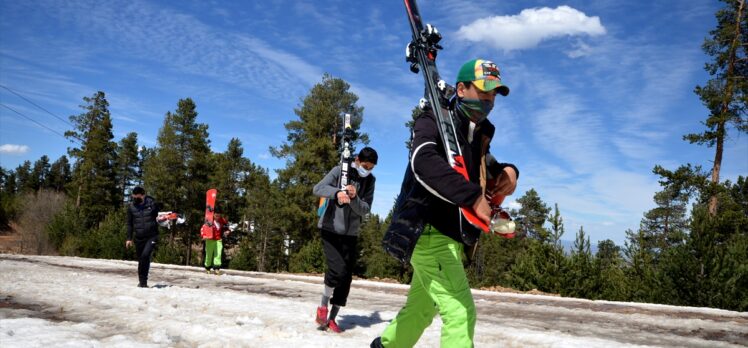 Kars'ta lise öğrencileri 23 Nisan'ı kayak yaparak kutladı