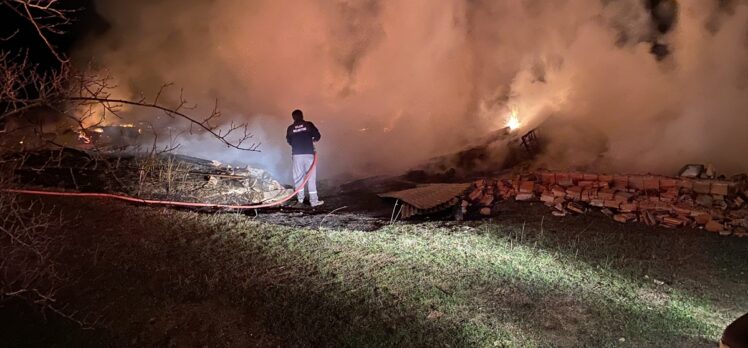 GÜNCELLEME – Kastamonu'da 2 ev, 2 ahır ve samanlığın hasar gördüğü yangın kontrol altına alındı
