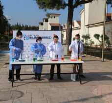 Kepez Belediye Başkanı Tütüncü'nün öğrencilerle yaptığı deney sırasında yaşananlar gülümsetti