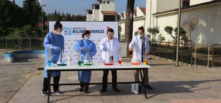 Kepez Belediye Başkanı Tütüncü'nün öğrencilerle yaptığı deney sırasında yaşananlar gülümsetti