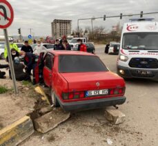 Kırıkkale'de 2 kişinin yaralandığı trafik kazası güvenlik kamerasına yansıdı