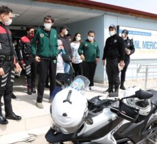 Kocaeli'de özel öğrenciler “kavga” ihbarına gelen polislere sürpriz kutlama yaptı