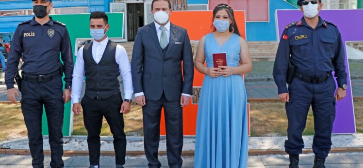 Kovid-19 tedbirlerine katılan Fethiye Kaymakamı Eyüp Fırat, yeni evlenen çifte maske hediye etti