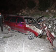 Manisa'da bir tekerinin kopması sonucu şarampole devrilen otomobilin sürücüsü ağır yaralandı